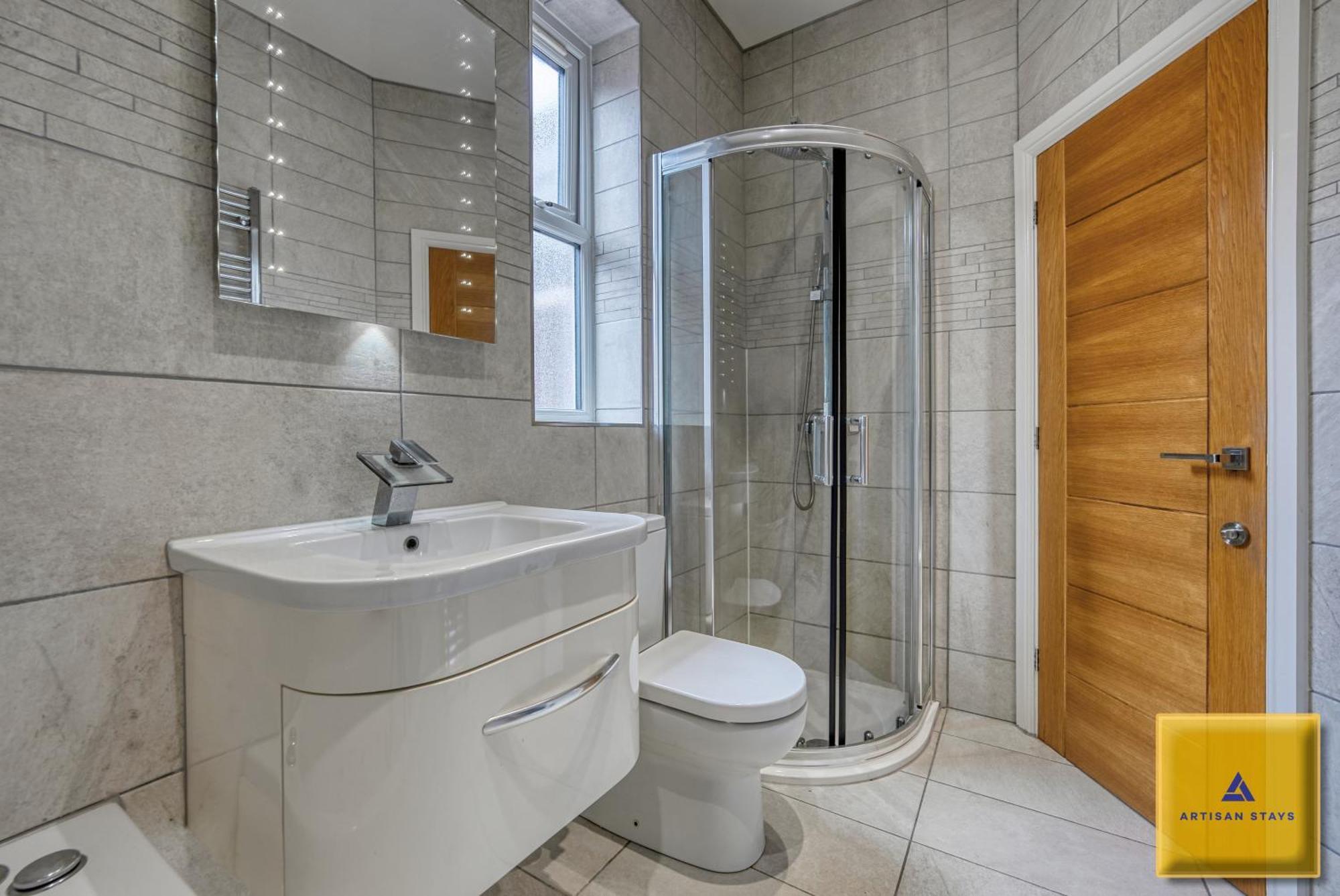NEC Family Haven: Spacious 4-Bedroom with Airport Proximity Coventry Exterior photo